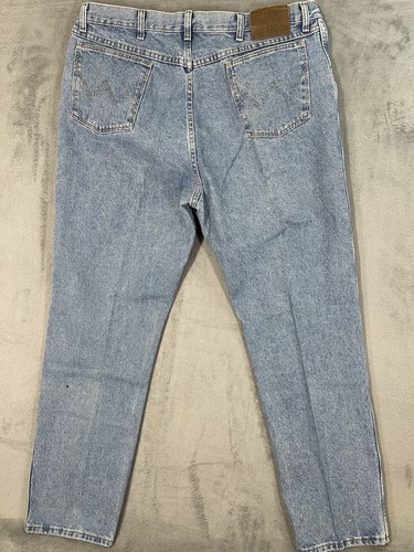 Wrangler Jeans Mens 40x34 Blue Light Wash Denim Classic Fit Straight Rugged Wear - Picture 2 of 9