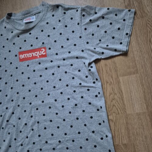 T-shirt Supreme x CDG a pois con logo scatola rovesciata grigio medio SS12 - Foto 8 di 10
