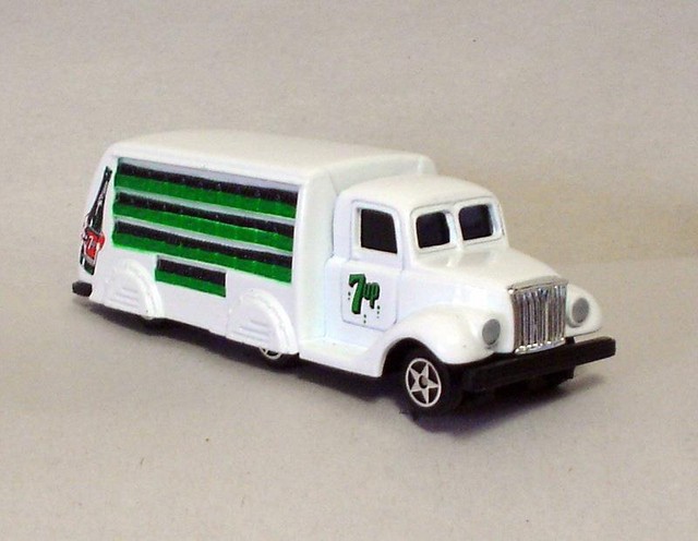 1945-7up bottle truck 1:87 HO scale die cast metal officially licensed