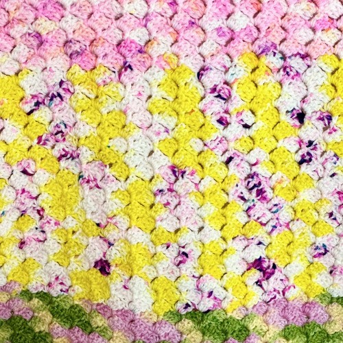 Sciarpa scialle triangolo fatta a mano all'uncinetto colori vivaci rosa giallo blu - Foto 11 di 11