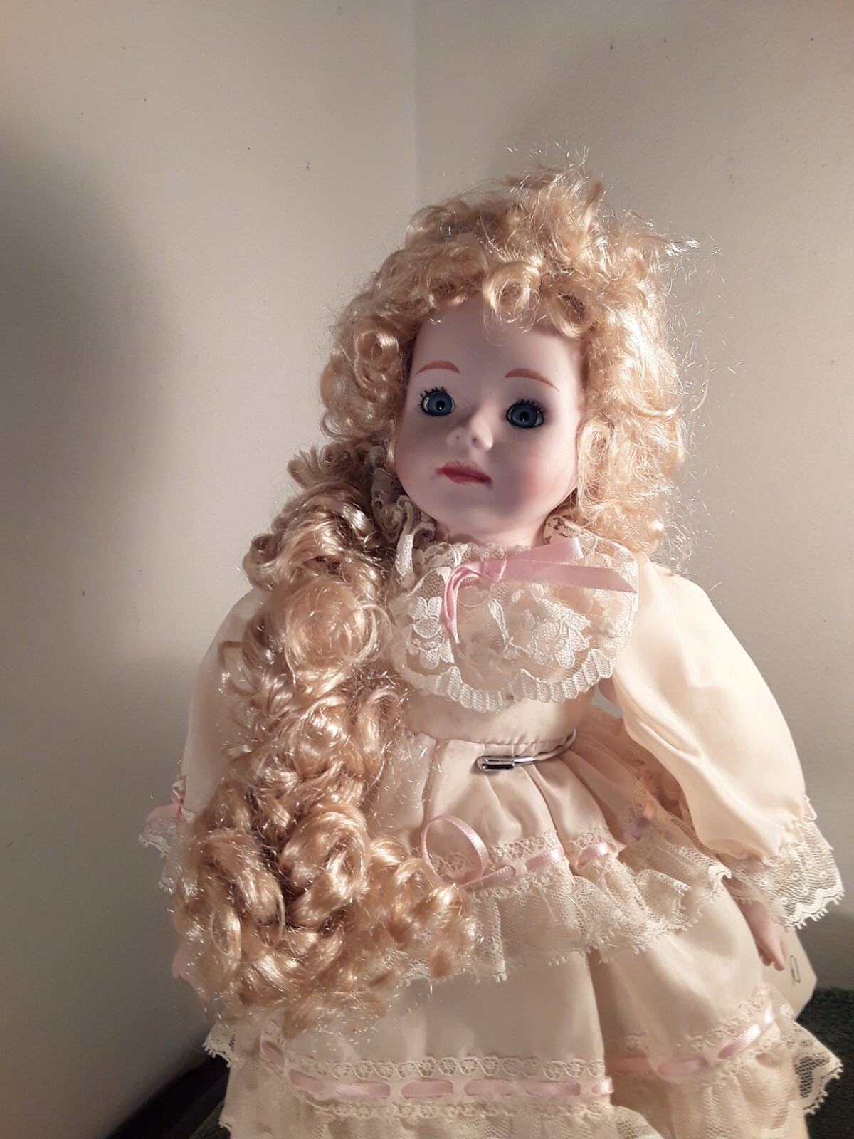 Crown Designer Doll Very Vintage Limited Edition Long Blonde Hair W /Stand 18