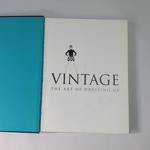 Vintage Style the art of dressing up by Tolkien, Tracy Hardback Book fashion - Foto 2 di 9