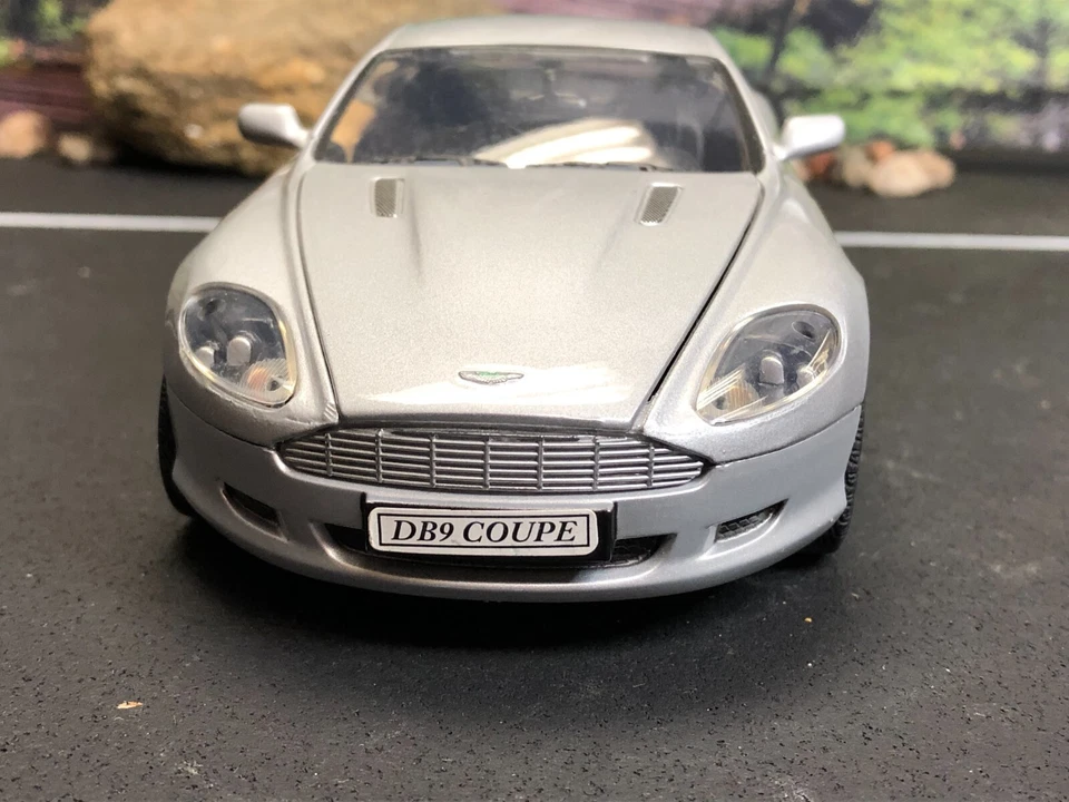 Coche Diecast Imperfecto 1:24 MOTORMAX ASTON MARTIN DB9 Nº 73321 sin caja como está Foto 2 de 4
