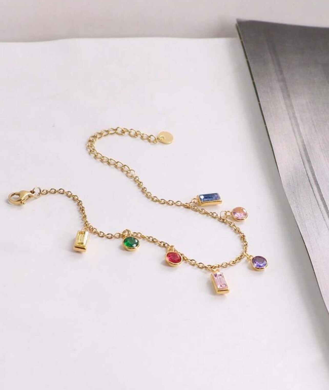 Bracelet chaîne femme en acier inoxydable doré et oxydes de zirconium multicolores Chloé