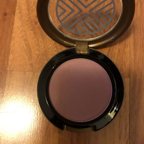 NEU UND VERPACKT Authentic MAC Beauty Powder "ON THE MISSION", STYLE WARRIOR Coll - Bild 2 von 3