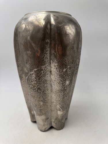 Vase corolle en dinanderie d'étain martelé de JEAN GOARDERE - Bild 9 von 13