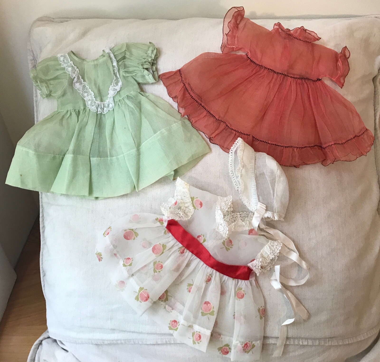 Lote de 3 pequeños a Med antiguo Vintage muñeca bebé ropa organdí vestidos, Bonnet Lote de 3 pequeños a Med antiguo Vintage muñeca bebé ropa organdí vestidos, Bonnet