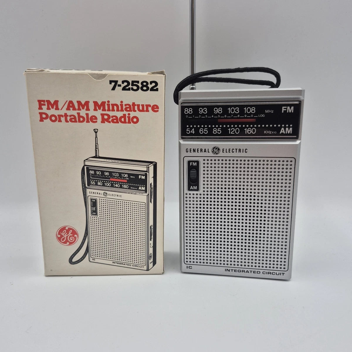 TELEFUNKEN PARTNER 700 Transistor KOFFER Radio 1977-78 Tuner Ungeprüft