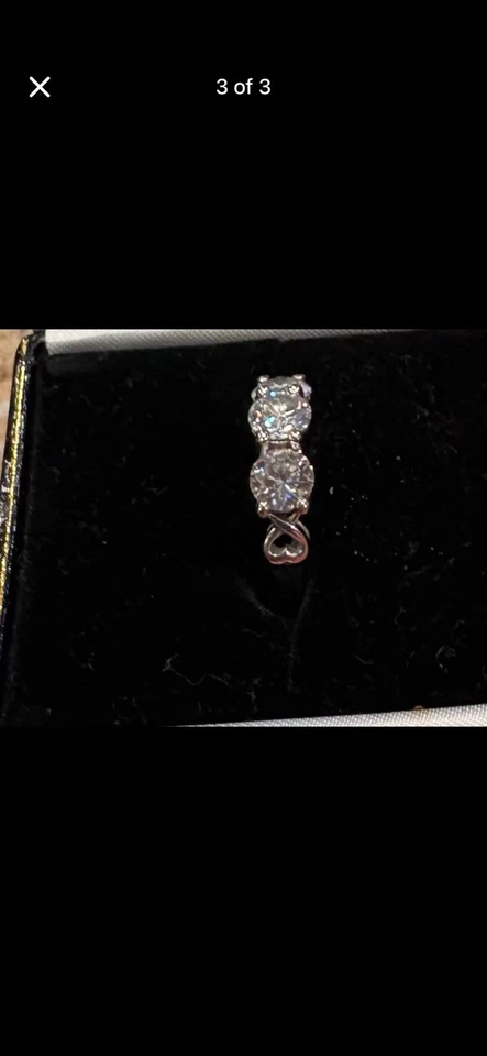 Three-Stone Round Brilliant Diamond Band Ring – White Gold – Excellent Condition - Image 3 of 3