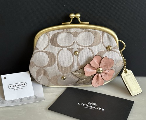 NEU MIT ETIKETT COACH ROSA/KHAKI/MEHRFARBIG SIG BLUMENAPPLIKATION RAHMEN KISSLOCK MÜNZBÖRSE 61557 - Bild 1 von 22