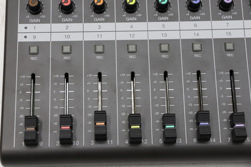 Zoom R20 Multitrack Recorder W/ Touch Screen Editing - Picture 6 of 14