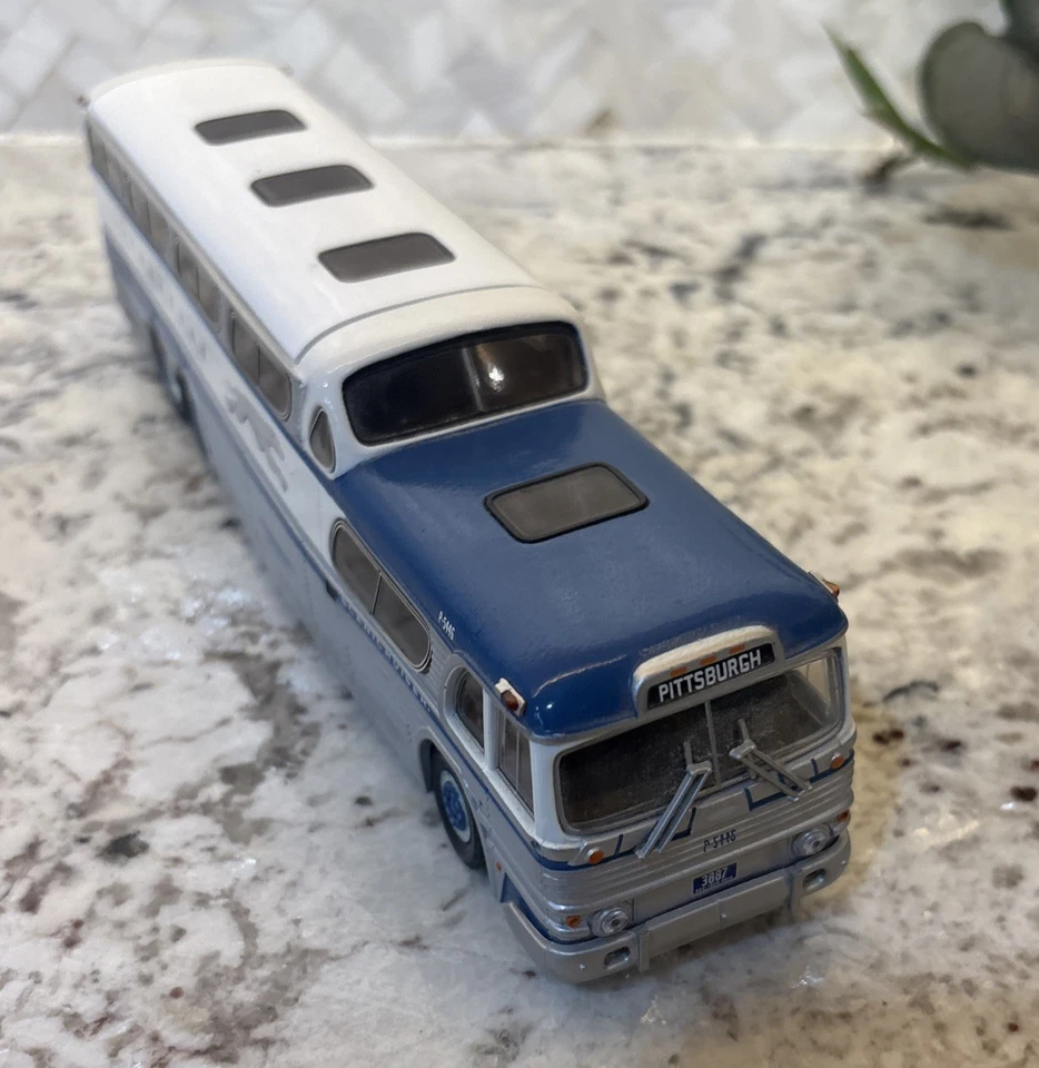 Corgi vintage greyhound bus Lines ScenicCruiser destination PITTSBURGH 1/50 - Image 3 of 4