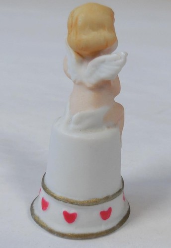 Statuina Enesco vintage porcellana biscotto ditale cupido con cuori - Foto 5 di 7