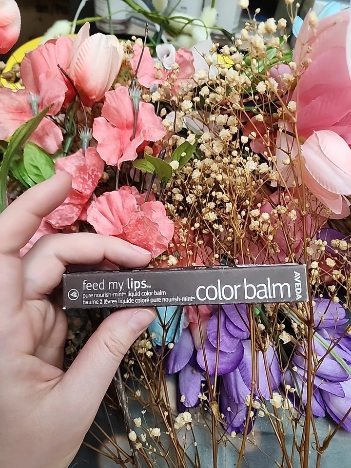 Aveda Feed My Lips Bálsamo o Brillo 04 FLOR DEL DESIERTO Foto 2 de 4