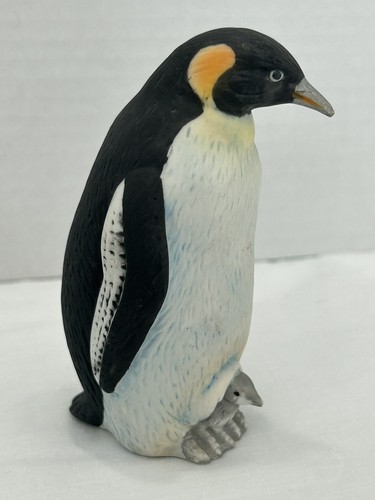 A Pair of vintage Lefton China Emperor Penguin figurines with a chick - Picture 3 of 9