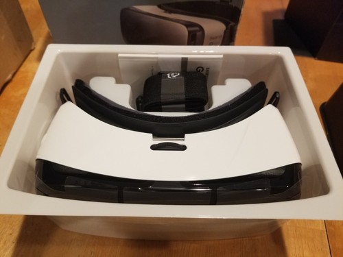 Samsung Gear VR (SM-R324, Galaxy S8, S8+, & more) w/ Controller & SM-R322 New - Picture 11 of 11