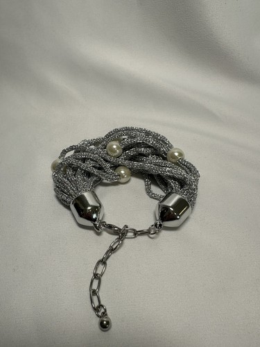 Schönes Armband silberfarben Stoff Kunstperlen - Bild 2 von 3