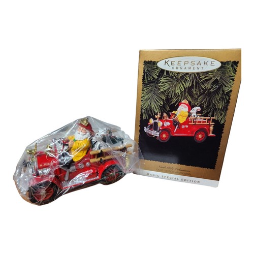 Hallmark 1996 North Pole Volunteers Light Motion Sound Santa Firetruck signiert - Bild 11 von 16