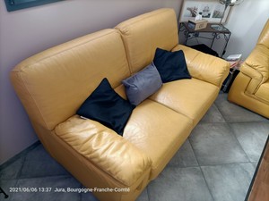 vends 2 canapés cuir jaune