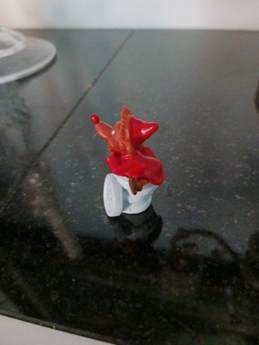 DISNEY CINDERELLA PVC FIGUR LIEBEVOLLE JAQ MAUS SITZT AUF EINEM HAUFEN KNÖPFE EUC - Bild 2 von 4