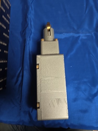 Interruptor Micro 105ML1-E1 Interruptor Interruptor de Límite Un Pistón con Rodillo 10A 120-480VAC - Imagen 3 de 6