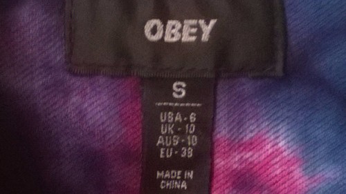 Recycelte Batik OBEY Jeansjacke kleine Knopfleiste 99% Baumwolle 4 Taschen - Bild 4 von 6