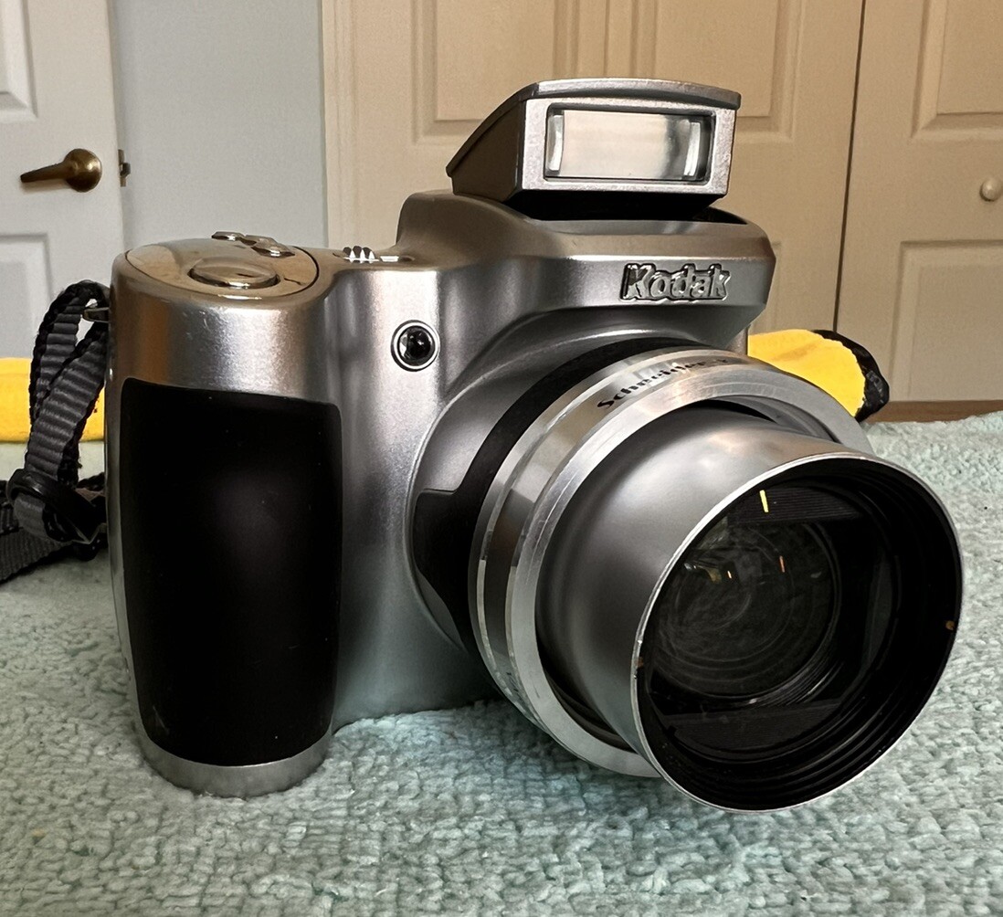Kodak EasyShare Z710 7.1MP 10x Zoom Digital Camera Silver Bundle