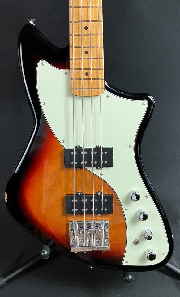 Bajo Fender Player Plus Active Meteora de 4 cuerdas 3 tonos Sunburst 618 Foto 2 de 4