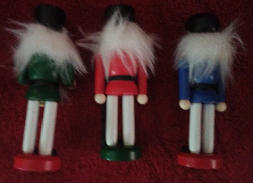 "Nuevo 3 estatuillas/ornamentos de madera estilo navideño lNueces 4,5"" de alto Navidad" - Imagen 6 de 9