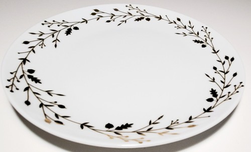 Plato de cena PIER 1 corona dorada 8" blanco con borde de laurel dorado porcelana nuevo con etiquetas - Imagen 2 de 9