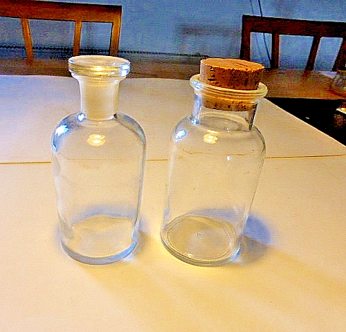 Glasflasche mit geschliffenem Verschluß und eine mit Korken - Bild 1 von 6