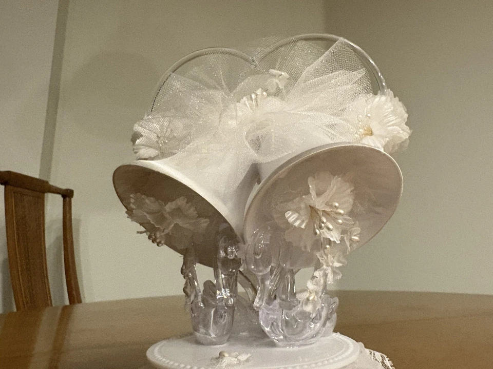 Campanas de satén blancas de tul con flores de encaje y cisnes de acrílico para adornos de pastel de boda Foto 3 de 4