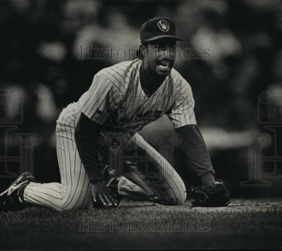 1992 Press Photo Milwaukee started Ricky Bones reacts after falling at a game