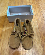 Minnetonka Pa-Poo-Sho Infant Moccasin US 6 Tan Suede Lace-Up MPN 1101
