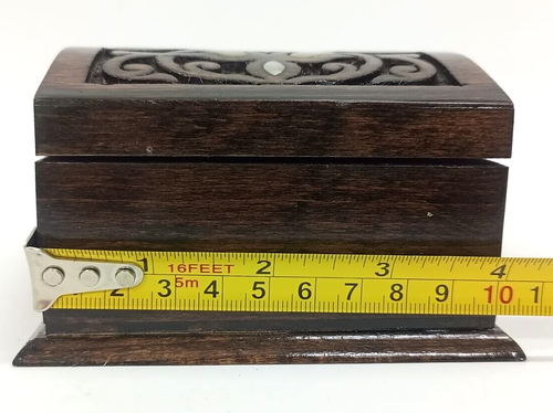 Handgefertigte Schmuckschatulle intarsiert mit natürlichen Muscheln & verziert mit Handschnitzerei - Bild 11 von 13