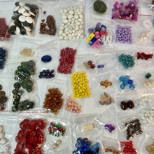 Beads Lot over 7 lbs Sorted in baggies 258 packages Vintage/Now Jewelry Crafts - Picture 4 of 19