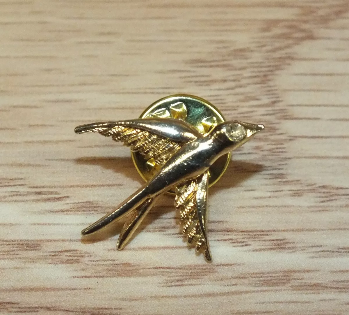 Women's lapel shop pins