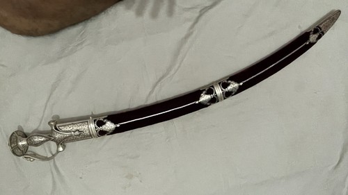 Espada de boda india Rajput con funda tela granate y trabajo plateado - Imagen 13 de 21