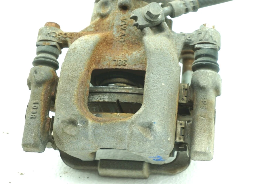 PINZA DE FRENO TRASERA IZQUIERDA LADO CONDUCTOR VOLKSWAGEN PASSAT B7 2012-2014 SEDÁN 74 K OEM Foto 2 de 4