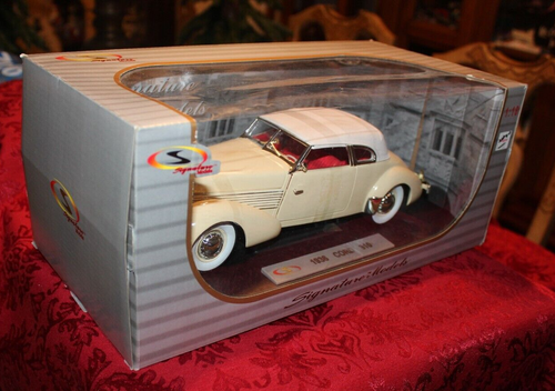 Signature 1/18 Scale Diecast 1937 Cord 812 Supercharged - White New in box - Picture 2 of 7