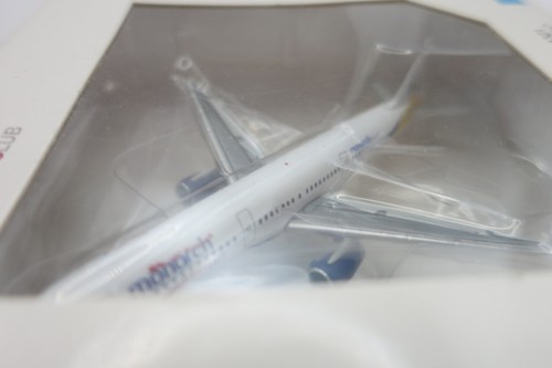 Herpa Monarch Airlines Airbus A321 Model - 1:500 - 523219 - Wills & Kate - Picture 4 of 12