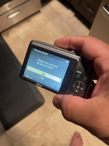 Nikon Coolpix S3500 20.1MP Compact Camera Silver PARTS Only - Picture 2 of 4