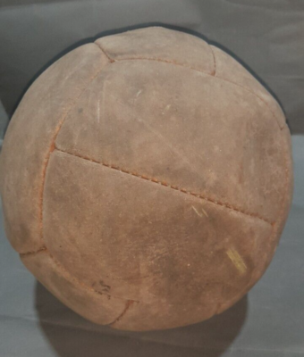 ANCIEN BALLON de football vintage ⚽️ en cuir assez épais idéal déco sportive EUR 52,00 - FR