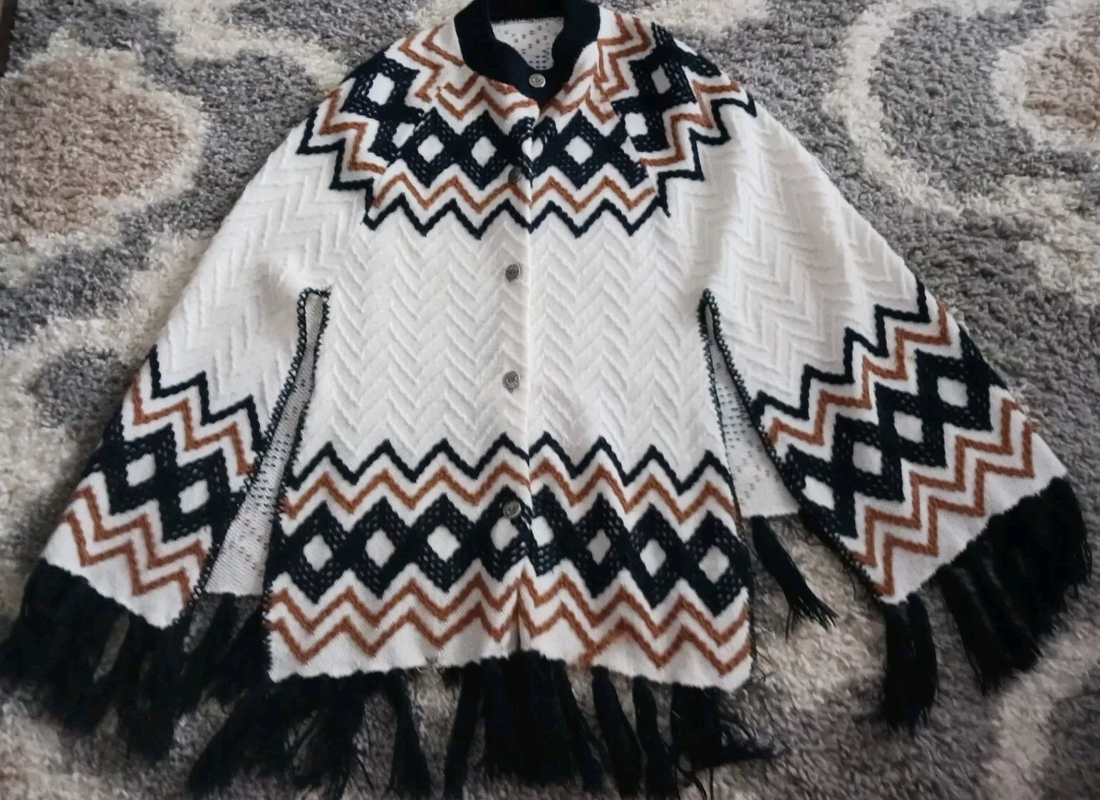 Beautiful Vintage Hand Knit Boho Chevron Button Up Poncho Cape Shawl W/ Fringe