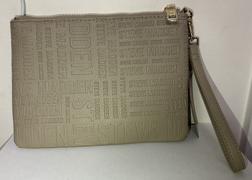 "Bolsa de pulsera en relieve con logotipo de topo STEVE MADDEN con mango de 10"" x 7,5" - Imagen 2 de 9