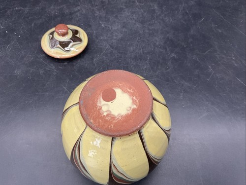 "Pequeño bote de cerámica artística, artículos rojos, 4 3/4"" T" - Imagen 5 de 5