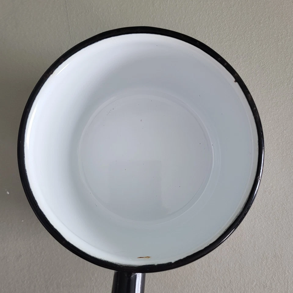 Vintage white/black enamelware 4"D dipper w/ 9" handle - Image 3 of 4