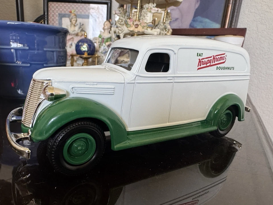Camión Krispy Kream Donuts 1938 Chevy Panel Truck con licencia de GM Corp Foto 3 de 4