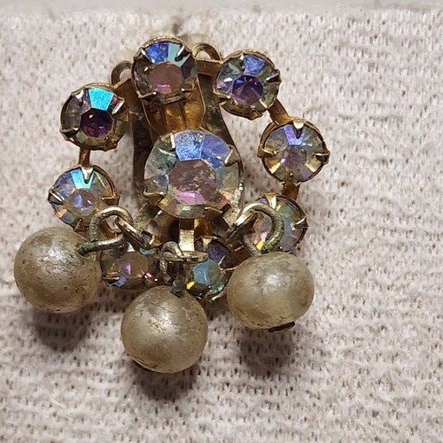 VINTAGE 1950s AURORA BOREALIS RHINESTONE CLIP-ON EARRINGS – PEARL CLUSTER - Picture 3 of 7