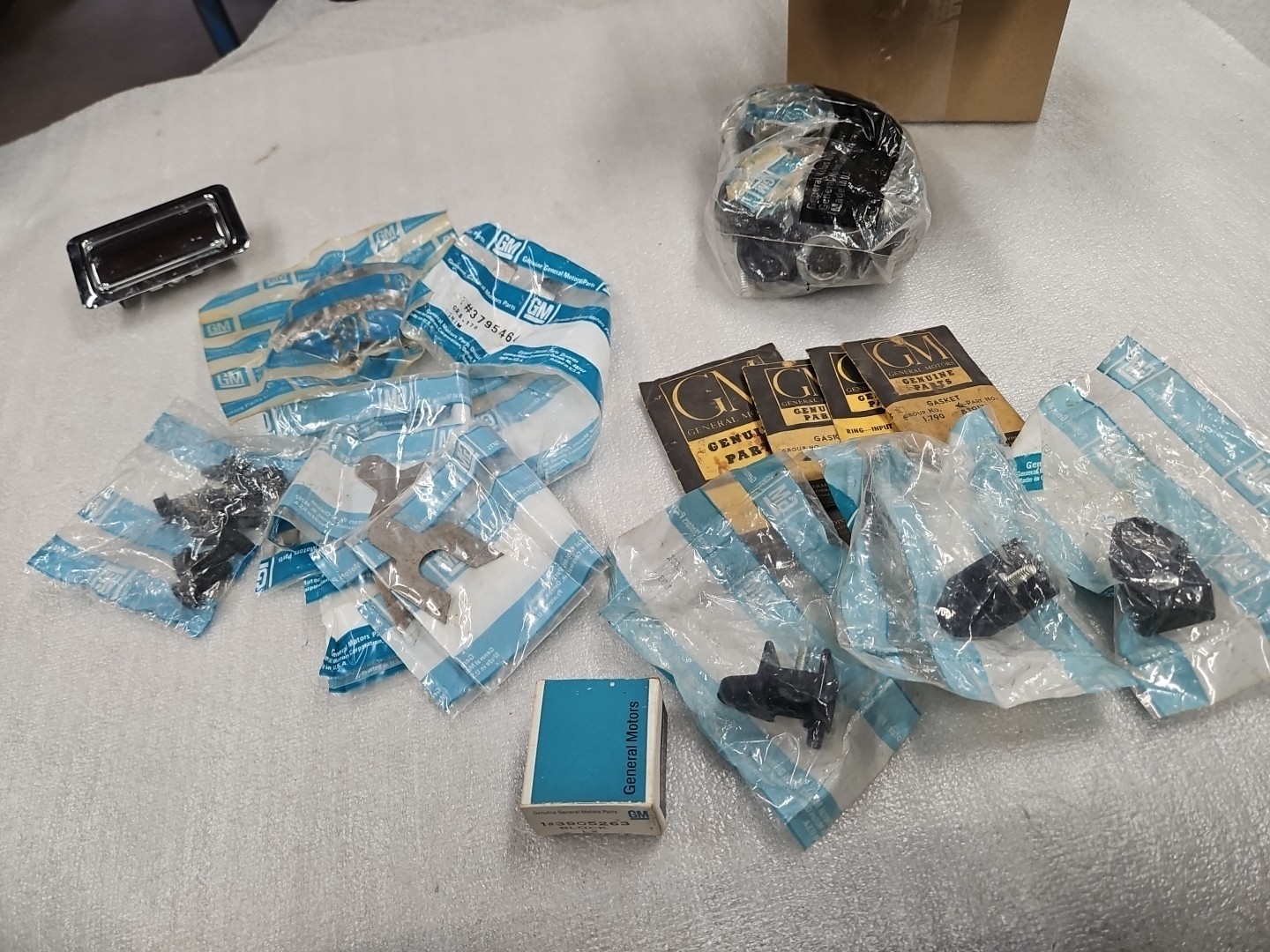 NOS Gm Screws, Shims, Gaskets, Bolts, Block,misc Lot No Reserve Inv#E99